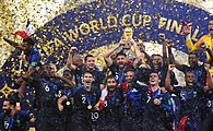 2018 Dünya Kupası şampiyonu olan Fransa futbolcuları, kupayla birlikte kutlama yaparlarken.