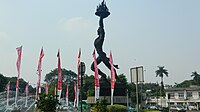 Patung Pemuda Membangun yang terletak di tengah Bundaran Senayan. (2012)