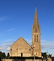 Kerk Saint-André. Een deel van het koor is 13e-eeuws, maar de kerk werd uitgebreid in de 19e eeuw en heropgebouwd na de Tweede Wereldoorlog.