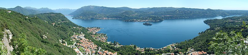 Blick von Madonna del Sasso auf den Ortasee