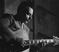 Laurindo Almeida in 1947 of 1948 (Foto: William P. Gottlieb) overleden op 26 juli 1995