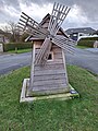 Herdenkingsmonument voor de oude houten molen, gebouwd door leerlingen van het VTI en te vinden in de Molenmeers te Zedelgem. [8]