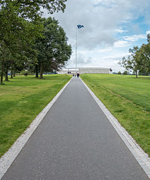 Die Allee zum Denkmal in Bannockburn