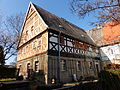 Pfarrhof mit Wohnhaus und Wohnstallhaus (im Winkel aneinandergebaut) sowie Brunnen mit Handschwengelpumpe