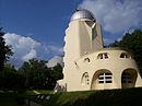 Königliche Observatorien für Astrophysik, Meteorologie und Geodäsie mit Erweiterungen (heute Wissenschaftspark Albert Einstein): Toranlage und Pförtnerhaus (A 41), Maschinen- und Pumpenhaus (A 37), Maschinistenhaus (A 40), Brunnenhaus (A 39); Astrophysikalisches Observatorium mit Hauptgebäude (A 31), Kuppelgebäude für den photographischen Refraktor (A 32), Kuppelgebäude mit Großem Refraktor (A 27), Einsteinturm mit Turmteleskop (A 22), Gebäude für Refraktor (A 23), Direktorenwohnhaus (A 33), Beamtenwohnhaus (A 26), Observatorenwohnhäuser (A 3, A 6), Assistentenwohnhaus (A 5), Wohnhaus „Freundlichhaus“ (A 34), Maschinenhaus (A 28), Wirtschaftsgebäude mit Hof (A 36); Laborgebäude für magnetische und Strahlungsmessungen (A 14) mit Nebengebäude (A 15); Meteorologisch-Magnetisches Observatorium mit Hauptgebäude (A 62), Nebengebäuden (A 63, A 64) und Archiv, Messfeld, Magnetisches Observatorium (A 58), Gerätehaus (A 61), Waldhaus (Absoluthaus); Geodätisches Institut mit Hauptgebäude (A 17), Erdbebenwarte (A 18), Helmertturm (A 7), Meridianhäuser (A10, A 13), Miren, Messbahn (A 7), Instrumentenhaus (A 9), Observatorium für Winkelmessungen (A 11) sowie Außenanlagen