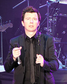 Rick Astley árið 2008 í Singapúr.