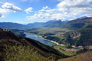 Santa-Giustina-Stausee mit eingeschneiter Brentagruppe