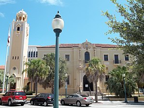 Sarasota County Courthouse (2011). Das Courthouse wurde 1927 im Stile des Mediterranean Revival („Wiederkehr des Mittelmeerstils“) fertig gestellt. Im März 1984 wurde es in das NRHP eingetragen.[1]