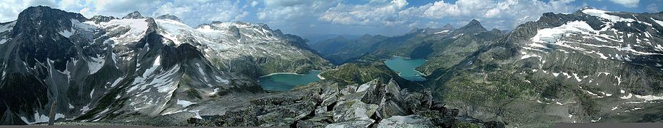 Blick talauswärts: Weißsee (links) und Tauernmoossee (rechts)