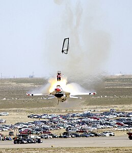 Amerika Birleşik Devletleri Hava Kuvvetleri akrotimi Thunderbirds'ün 14 Eylül 2003'te Idaho'daki gösterisi sırasında yere çakılmak üzere olan bir F-16C savaş uçağı ve fırlatma koltuğu ile uçağı terk eden pilot.
