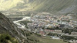 Badrinath-Tal mit dem Fluss Alaknanda