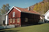 Byens eldste hus, Bentegården fra rundt 1690, ligger i Nordbyen. Foto: Jan Anderssen, 1973