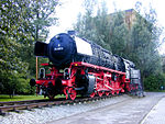 Monument locomotief 043 903-4 bij het station.