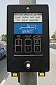 Dubai, Drucktaste an einer Fußgängerampel