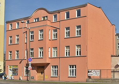 Facade onto the street