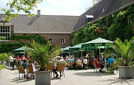 Terras bij het koetshuis