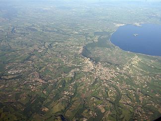 Montefiascone auf der Caldera am Südostrand der Monti Volsini