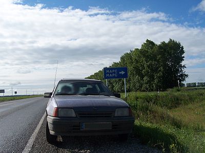 Im russischen Riesenreich ist man ja Wegweiser zu weit entfernten Orten gewohnt, aber das? Zum Mars hier abbiegen? Gesehen in der Nähe von Ufa