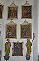 Kreuzweg-Gemälde, unten ein Gemälde des hl. Nepomuk sowie Konsolstatuen des Apostels Petrus und Johannes des Täufers
