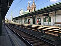 Die Bahnsteige im Jahr 2019, im Hintergrund die Breitenfelder Pfarrkirche