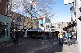 Deel van het plein in 2021, met muziekcentrum Tivoli op de achtergrond