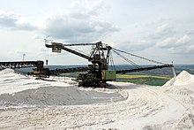 Der Absetzer deponiert das Steinsalz an eine Flanke des Berges.