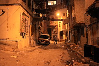 Semtteki bir sokaktan gece görünümü (Haziran 2013)