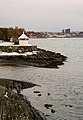 Vista di una piccola penisola del fiordo (sullo sfondo la città di Oslo)