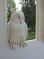 Die Eule im gotischen Kirchenfenster lässt viele Deutungen zu. Das Fenster nimmt Bezug zur Klosterruine in Oybin, ein beliebtes Motiv für Caspar David Friedrich und die Romantiker aus Dresden.