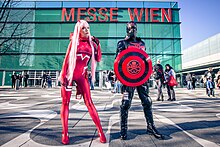 Cosplayer vor der Messe Wien posen für die Vienna Comic Con 2018.