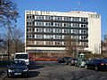 Ehemaliges Gästehaus (mit Gipsrelief im Foyer, Terrasse mit Wabenwand) sowie Garten und Pflasterung