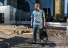 Tobias Hantmann vor der Baustelle des Axel-Springer-Hochhauses in Berlin (2020).