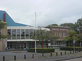 De Sneker Sporthal gezien vanaf de Van Giffenstraat (2011).