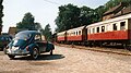 historischer Personenzug mit den letzten beige-roten TWE-Plattformwagen (Waggonfabrik L. Steinfurt, Baujahr 1925) im Bahnhof Bad Iburg