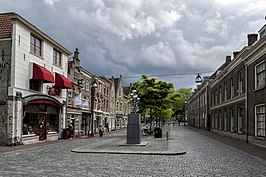 De Vriesestraat met in het midden het standbeeld van Aelbert Cuyp en links de distilleerderij Rutte, 2017.