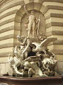 „Die Macht zu Lande“ (1897) – Brunnen mit Figurengruppe an der Außenseite des Michaelertraktes