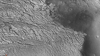 Schichten im südlichen Teil des Becquerel-Kraterhügels, aufgenommen von der CTX-Kamera des Mars Reconnaissance Orbiter.