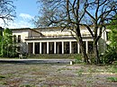 Teilbereich der Gesamtanlage Bogensee, bestehend aus dem ehemaligen Landsitz von Joseph Goebbels mit Wohnhaus, Gästehaus und Wirtschaftsgebäude sowie den Erweiterungsbauten der ehemaligen Jugendhochschule Bogensee aus den 1950er Jahren mit Lektionsgebäude, Hörerwohnhäusern und Gemeinschaftshaus einschließlich der innerhalb dieses Komplexes gelegenen Frei- und Grünflächen