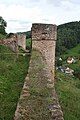 Blick entlang der Zwingermauer mit Halbschalenturm.