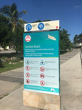 Waarschuwingsbord coronamaatregelen aan het strand