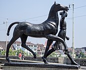 Carl Burckhardt (1878–1923), auch Carl Nathan Burckhardt genannt. Skulptur. Amazone, Pferd führend. Geschenk des Basler Kunstvereins, 1926, Standort, Schifflände, Basel