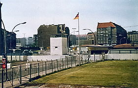 Grenzübergangsstelle mit Kommandoturm auf Ost-Berliner Seite, 1982