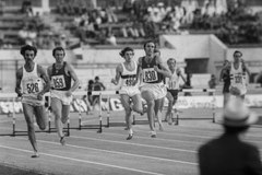 Auf diesem Foto von den Europameisterschaften 1974 finden sich drei erfolgreiche Teilnehmer dieser Spiele: Jewgeni Gawrilenko (Nr. 830) – Bronzemedaille Alan Pascoe (Nr. 331) – Rang acht Stavros Tziortzis (Nr. 528) – Sechster HF 2