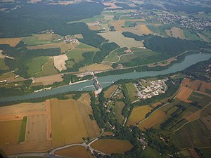 Luftaufnahme des Kraftwerkes an der Rhone als Grenze zwischen Schweiz (oben) und Frankreich (unten)