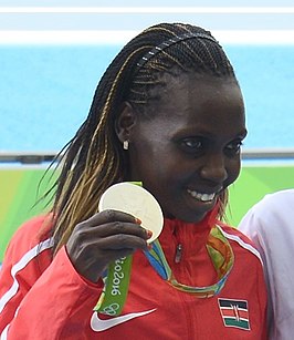 Hyvin Jepkemoi met medaille op de OS van 2016 in Rio.