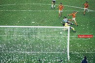 1978'deki Arjantin–Hollanda finalinde Arjantinli futbolcu Mario Kempes, 38. dakikada maçın ilk golünü atarken.