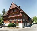 Unterkehlte Klebdächer am Loackerhaus in Dornbirn, Vorarlberg