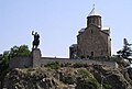 Reisterstandbild Wachtang Gorgassalis vor der Metechi-Kirche in Tiflis