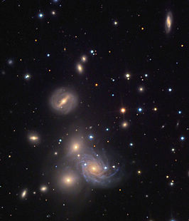 Het heldere spiraalstelsel midden onder is NGC 70, links daaronder liggen NGC 68, NGC 67, en NGC 67A, links boven NGC 70 ligt NGC 71, en links van het midden NGC 72[1]. Noord is rechtsonder.