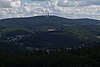 Blick vom Pferdskopf-Aussichtsturm zum Pfaffenrod im Vordergrund, im Hintergrund Großer Feldberg.